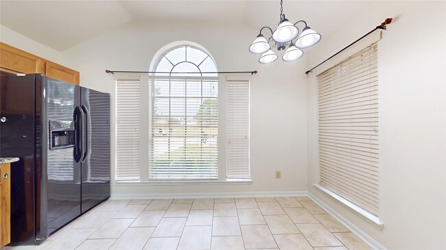 Building Photo - 806 N Willow Dr