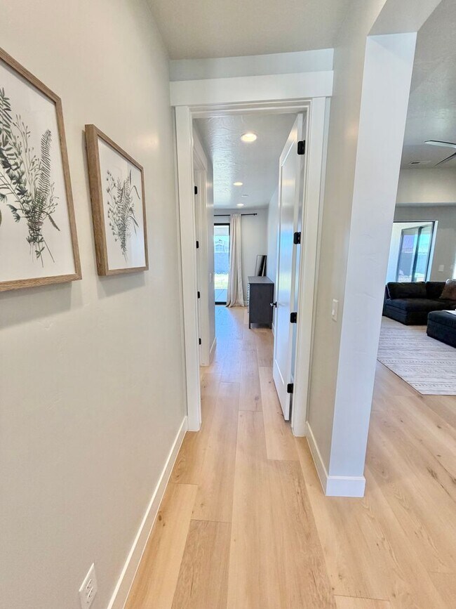 Building Photo - Beautiful Modern 5 Bedroom Home!! Furnished or Unfurnished option!!