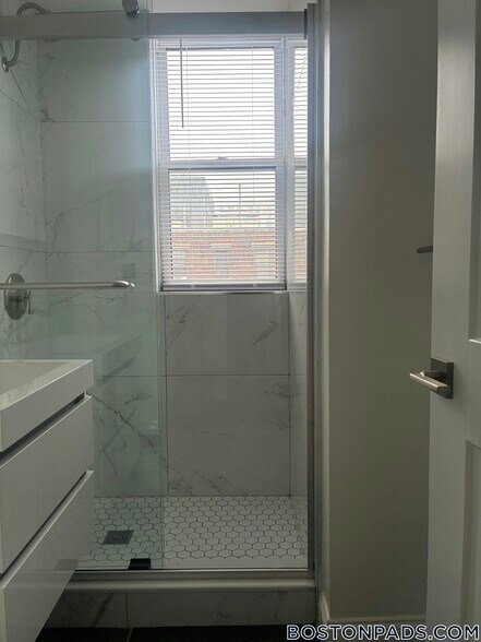 Building Photo - 117 Park Dr