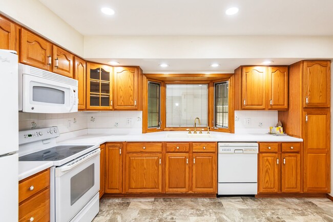 Building Photo - Lovely 3 Bedroom 1 Bathroom Home