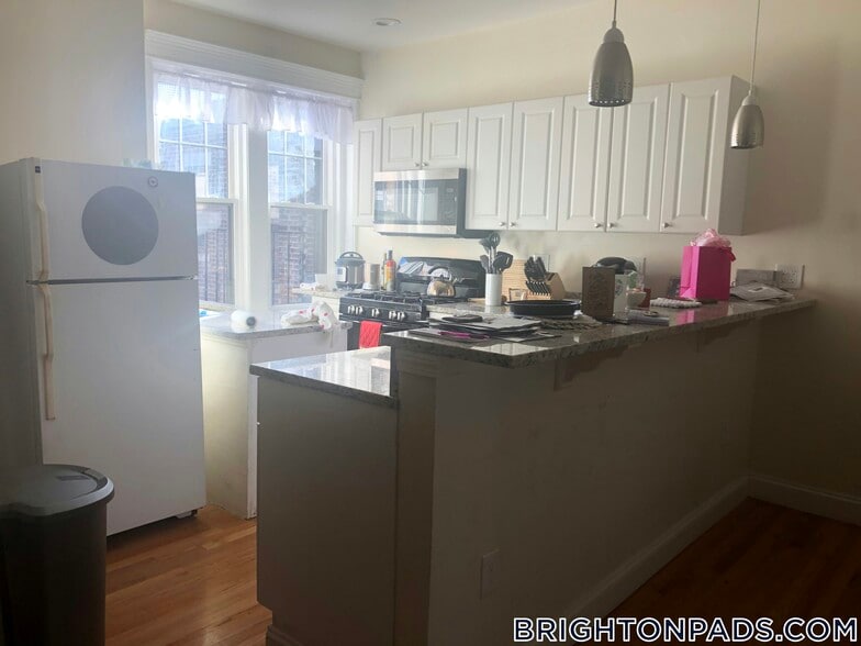 Building Photo - 1872 Commonwealth Ave