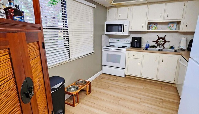 Building Photo - Adorable 1/1 condo with dock and amenity community