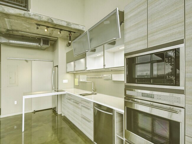 Building Photo - 2000 Bagby St