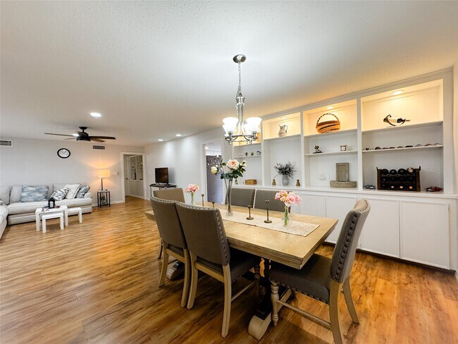 Building Photo - 637 S Ripple Creek Dr