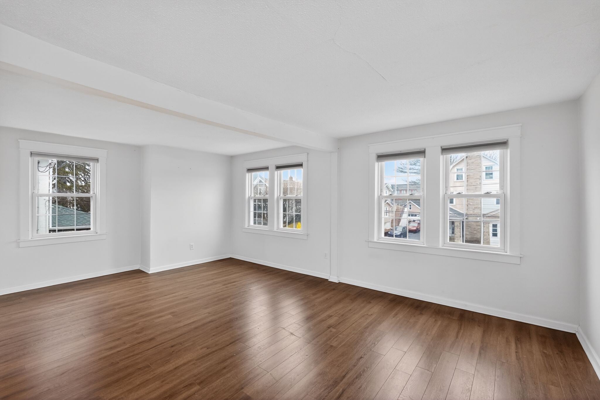 Building Photo - 8 E Marthart Ave