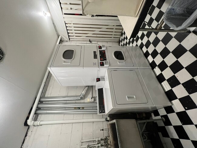 Building Photo - 516 W Melrose St