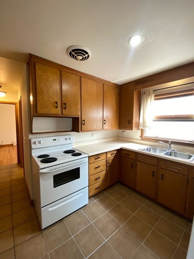 Building Photo - 1030 E Johnson St