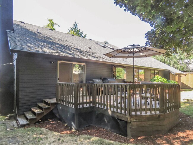 Building Photo - 4 Bedroom Tualatin Home Available - Inquir...