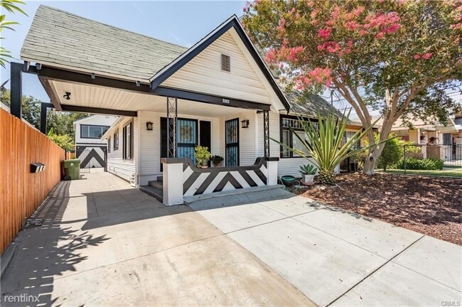 Building Photo - 3 br, 2 bath Triplex - 1003 Calzona St # 1