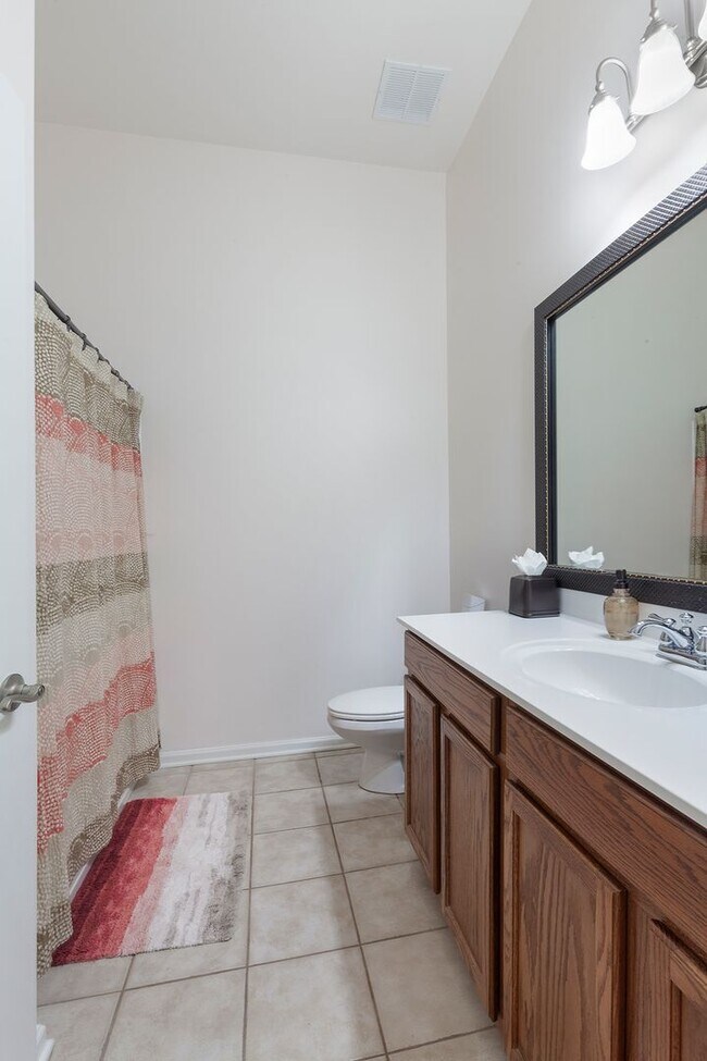 Building Photo - Gorgeous 3/2 Top Floor Condo w/ Private Vi...