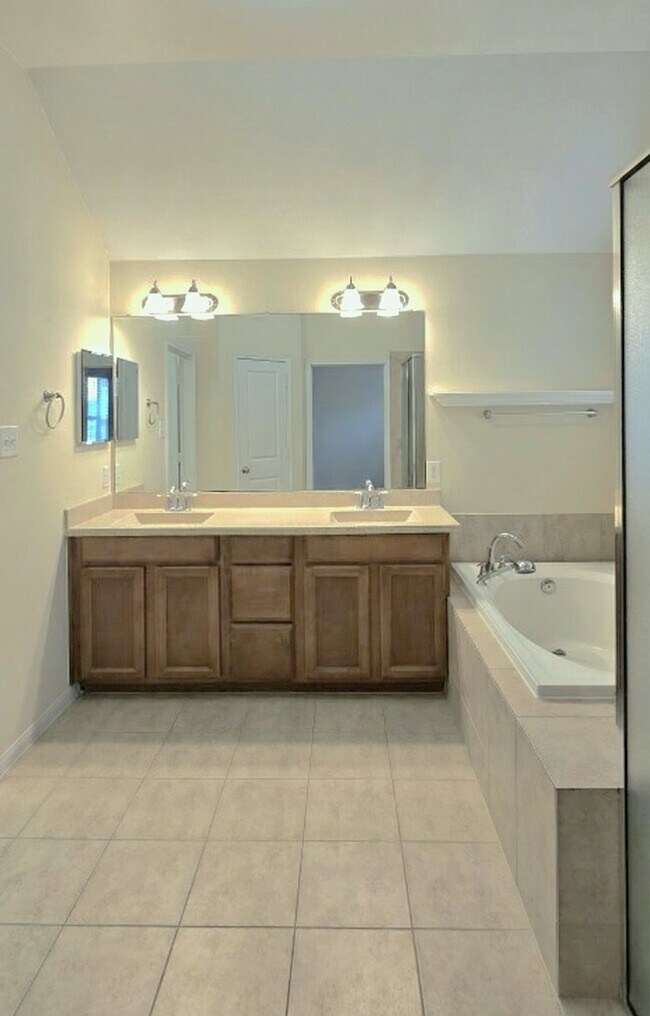 Building Photo - 12846 Northpointe Bend Dr