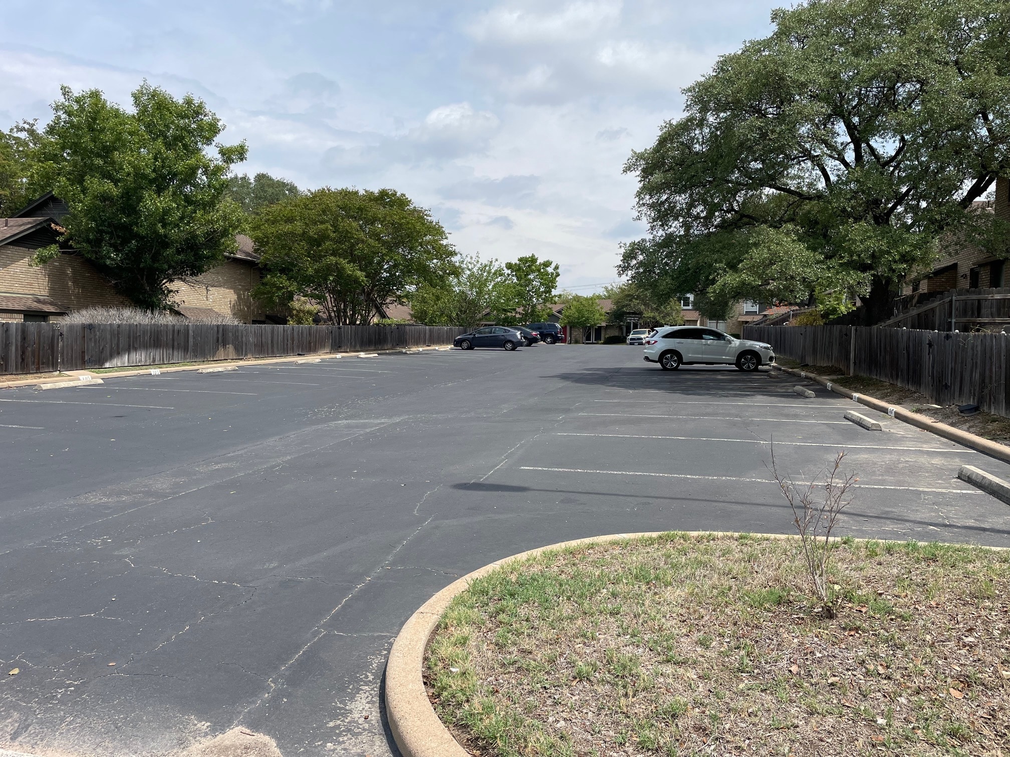 Building Photo - 1015 E Yager Ln