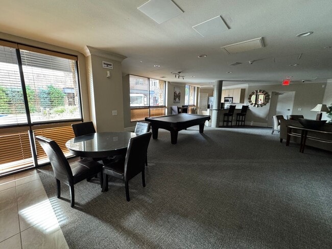 Building Photo - 3 Bedroom 2 Bathroom down town San Diego