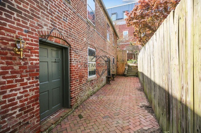 Building Photo - 710 Caroline St