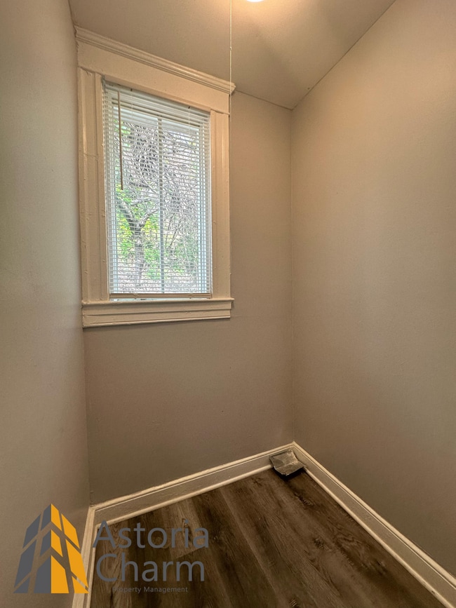 Building Photo - 4 bedroom 1 bath or 3 bedroom + den AVAILA...