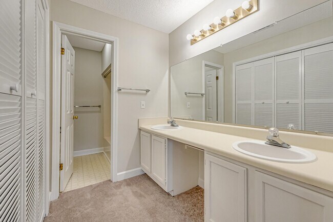 Building Photo - 208 Southlake Ct