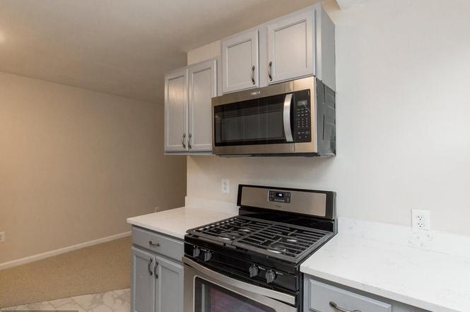 Building Photo - 526 Kenyon Street NW #101