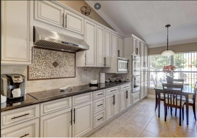 Primary Photo - 2529 SW Grotto Cir