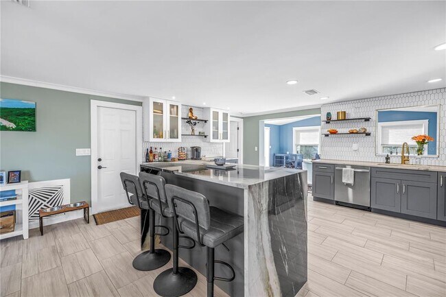 Building Photo - 354 74th Ave NE