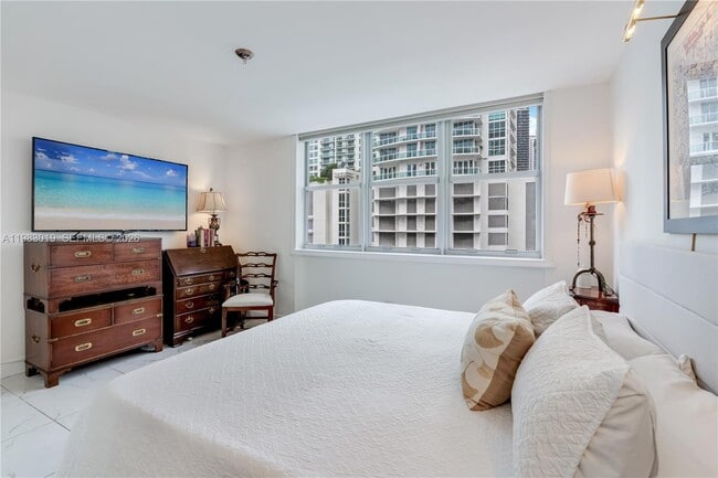 Building Photo - 825 Brickell Bay Dr