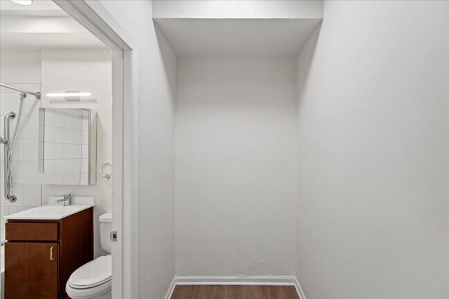 Building Photo - 0 bedroom in Chicago IL 60640
