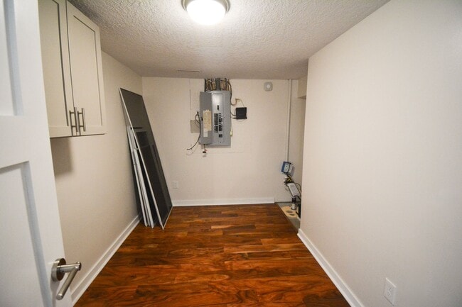 Building Photo - Luxury Lakeside Living – 3 Bed, 2.5 Bath Home with Stunning Views