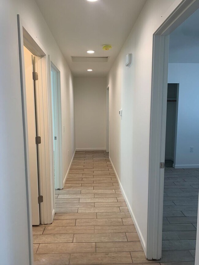 Building Photo - 2430 S Clovis Pl