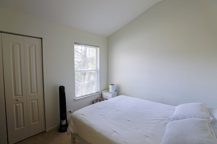 Building Photo - 1049 Talbots Ln