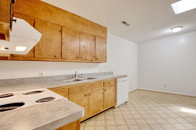 Building Photo - 1028 Duke St