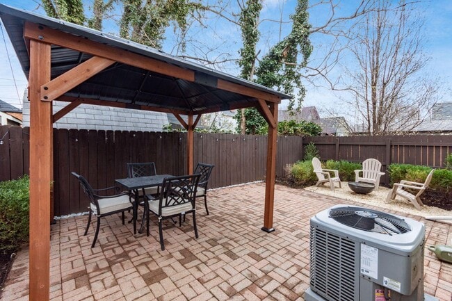 Building Photo - 106 E Gates St