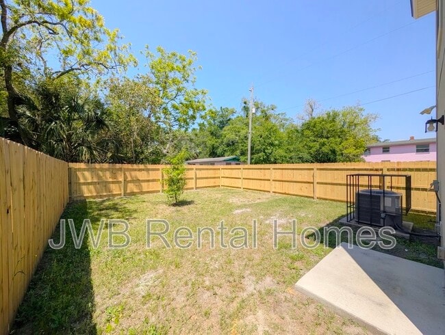 Building Photo - 2342 N Davis St