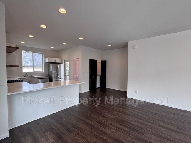 Building Photo - 814 NW Highgarden Dr