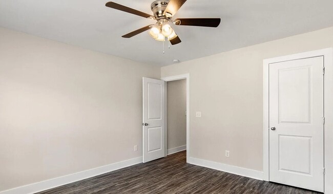 Building Photo - 2026 Lakeside Ln