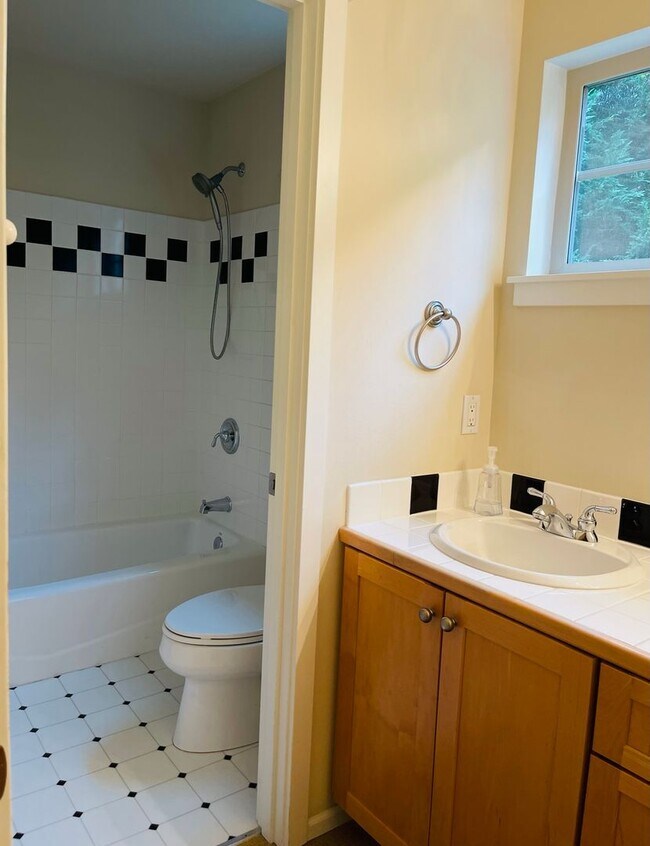 Building Photo - Gorgeous Bainbridge Estate available now.....