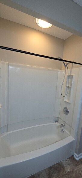 Building Photo - 484 Merchants Rd