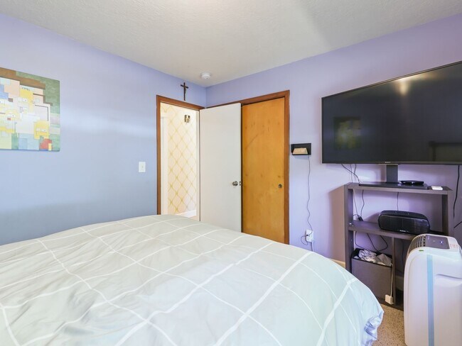 Building Photo - Gorgeous Renovated SW Maplewood Neighborhood Home ~ Finished basement, Entertainers Backyard, nex...