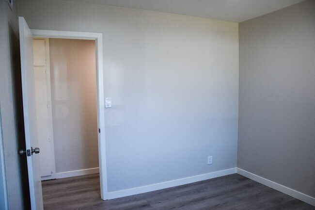 Building Photo - Olive (815) North