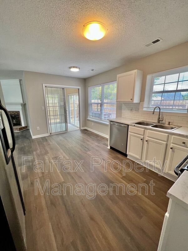 Building Photo - 201 Ridge Lake Dr