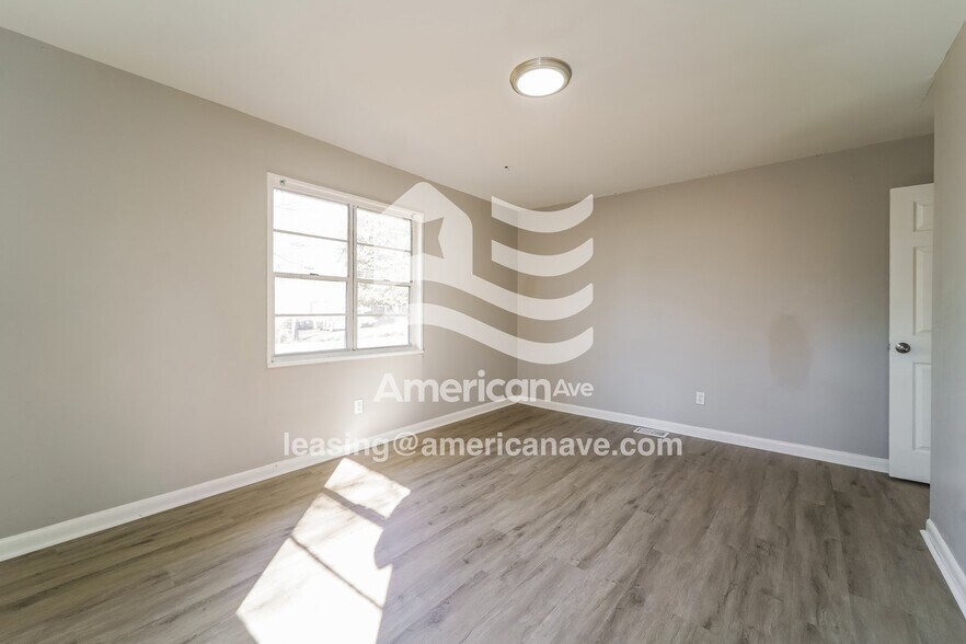 Building Photo - 1836 Shamrock Dr