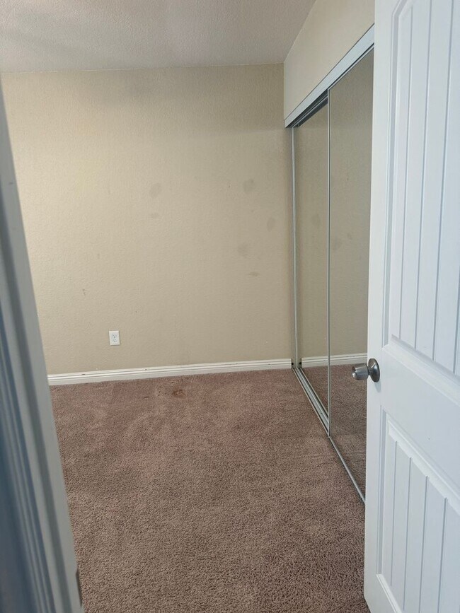 Building Photo - Very Spacious! 3Bed/2.5Bath w/solar panels! Close to Sweetwater Reservoir with plenty of trails!