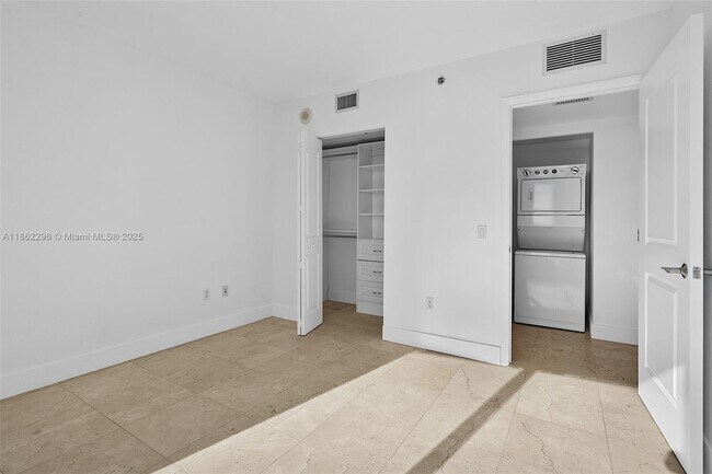 Building Photo - 2641 N Flamingo Rd
