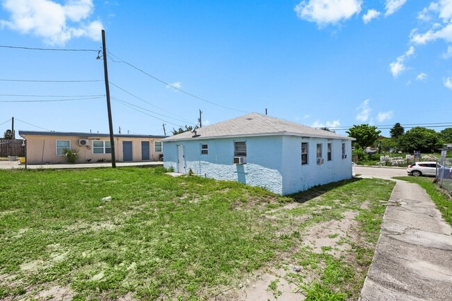 Building Photo - 1125 W 28th St