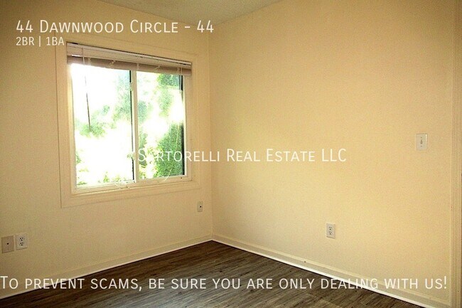 Building Photo - Pet Friendly Condo close to town and ready...