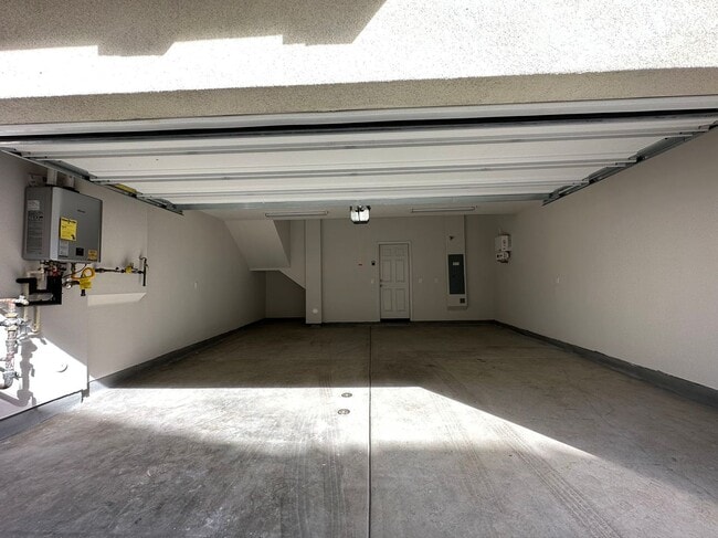 Building Photo - 2 BEDROOM HOME FOR LEASING IN Pomona