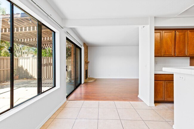 Building Photo - Spacious & Central 3BR/2.5 BA Town Home