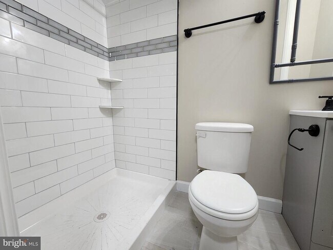 Building Photo - 1925 Ewald Ave