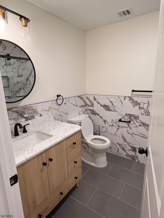 Building Photo - 438 S 11th St