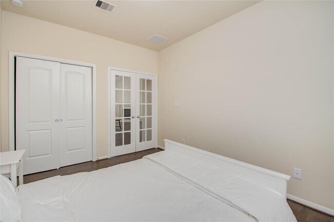 Building Photo - 24019 Via Viale Dr