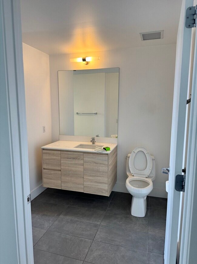 Building Photo - 4000 W Diversey Ave