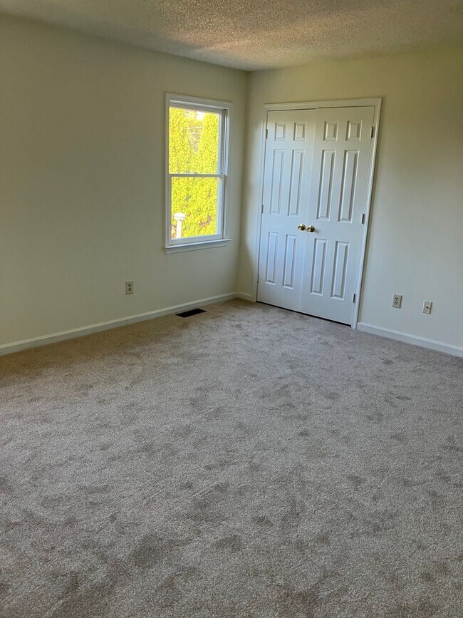 Building Photo - Two bedroom renovated townhouse in Oak Ridge Meadows